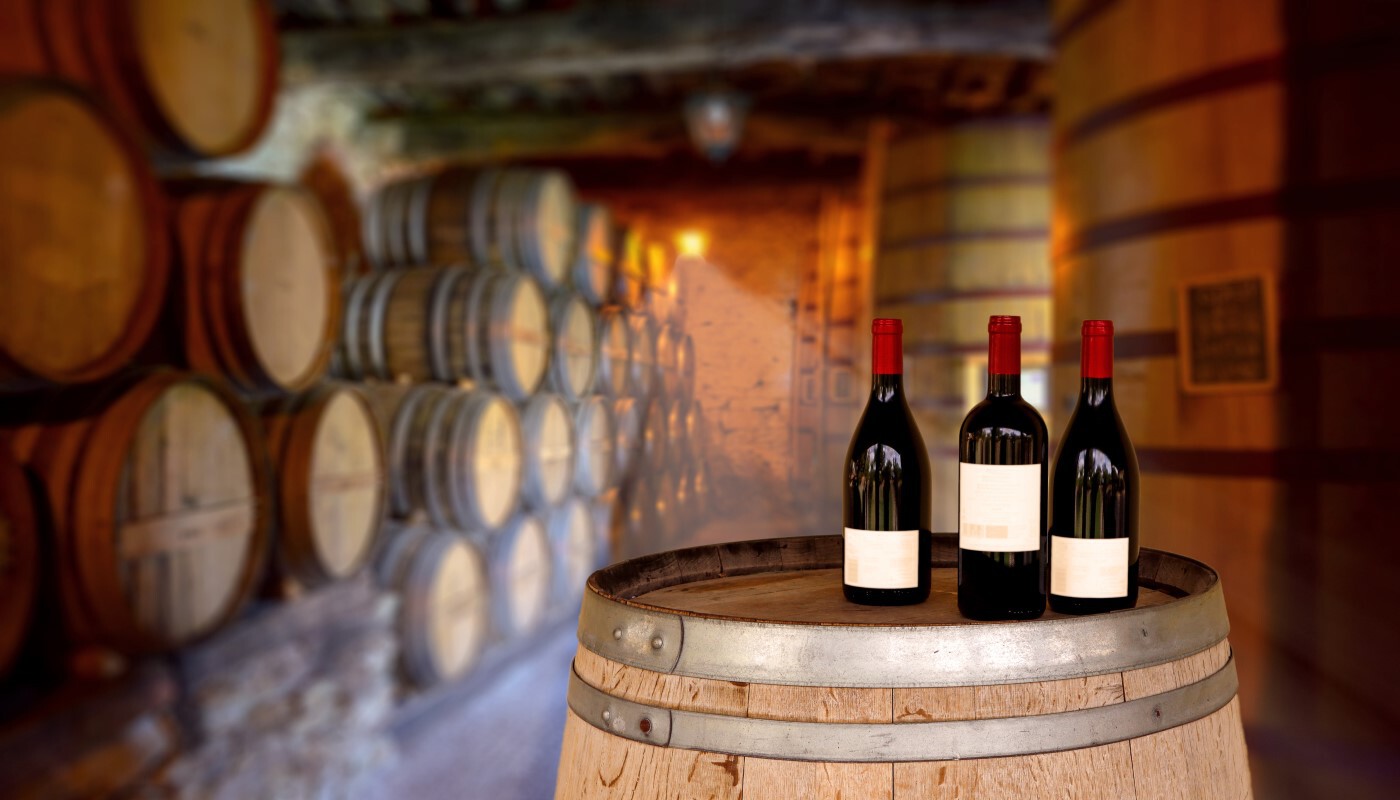 vinho e barris de vinho